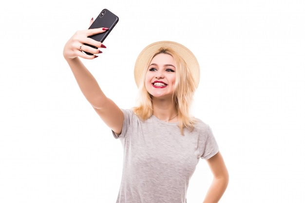 Ładna kobieta robi twarzy kaczki i bierze selfie ze swojego smartfona