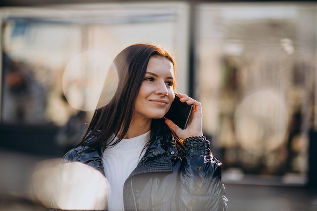 Ładna Kobieta Używa Telefon Outdoors W Parku