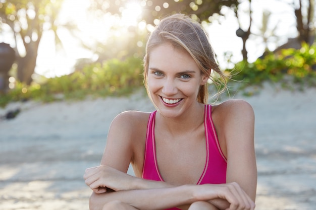 Ładna kobieta w odzieży sportowej na plaży