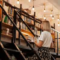 Bezpłatne zdjęcie Ładna młoda dziewczyna w bibliotece