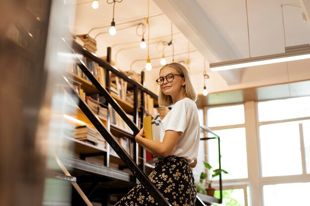 Ładna młoda dziewczyna w bibliotece