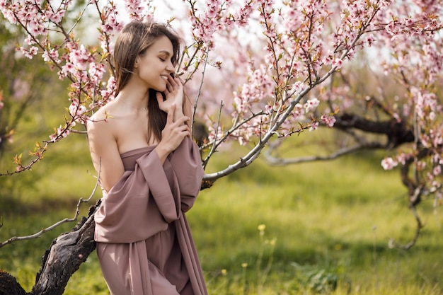 Bezpłatne zdjęcie Ładna młoda kobieta w kwitnącym ogrodzie