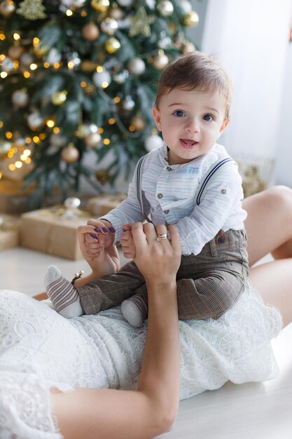 ładna młoda mama i słodkie dziecko w domu