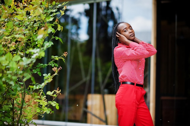 Ładne warkocze biznes afroamerykanka jasna apodyktyczna osoba przyjazna nosić biurową czerwoną koszulę i spodnie