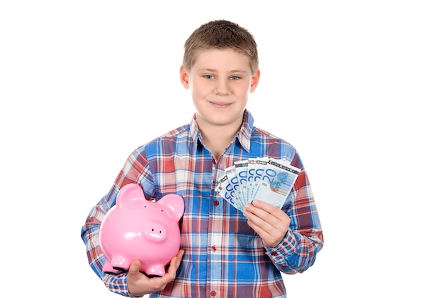 Ładny chłopak z piggy bank i banknot na białej przestrzeni