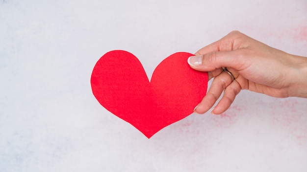 Bezpłatne zdjęcie lady's hand with paper heart