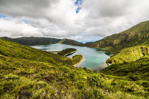 Lagoa do Fogo, wulkaniczne jezioro w Sao Miguel na Azorach pod dramatycznymi chmurami