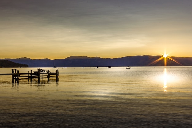 Lake Tahoe o wschodzie słońca w Kalifornii