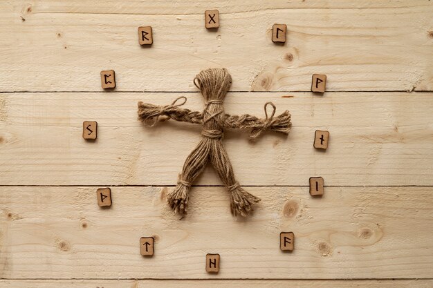 Lalka voodoo z widokiem z góry na drewnianym tle