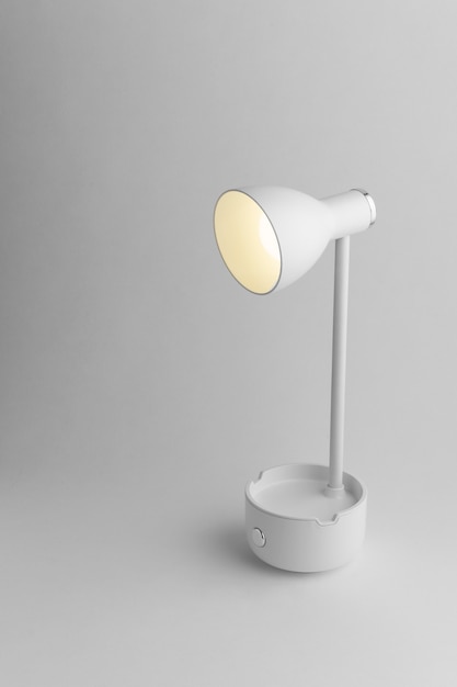 Bezpłatne zdjęcie lampa biurowa z minimalistycznym monochromatycznym tłem