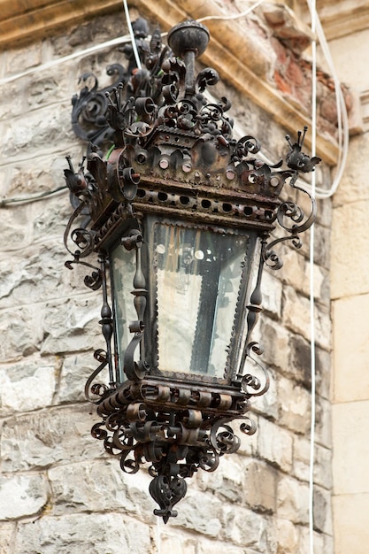 Lampa uliczna z zamku Peles z Sinaia w Rumunii. Średniowieczny zamek