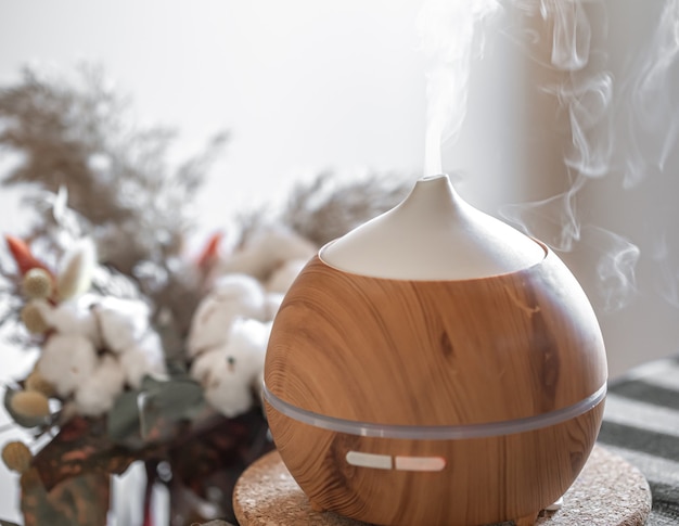 Lampa z dyfuzorem olejku zapachowego na stole. Koncepcja aromaterapii i opieki zdrowotnej.