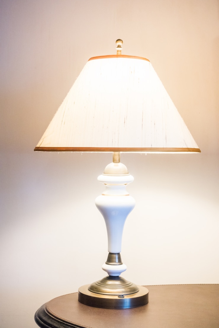 Bezpłatny plik Zdjęcie lampka nocna odcień ściany poduszki