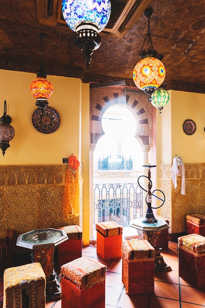 Lampy w arabskiej restauracji