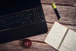 Bezpłatne zdjęcie laptop i notebook na drewnianym biurku