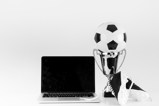 Laptop i piłka nożna koncepcja