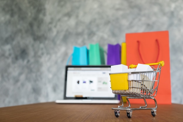 Laptop i torby na zakupy, koncepcja zakupów online