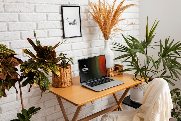 Bezpłatne zdjęcie laptop na stole z roślinami