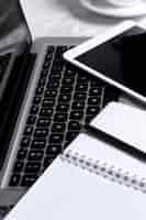 Bezpłatne zdjęcie laptop, notatnik i długopis na stole