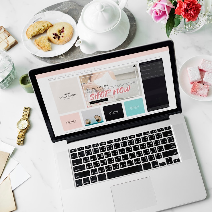 Bezpłatny plik Zdjęcie laptop online zakupy teapot ciastek kwiatu wystroju pojęcie