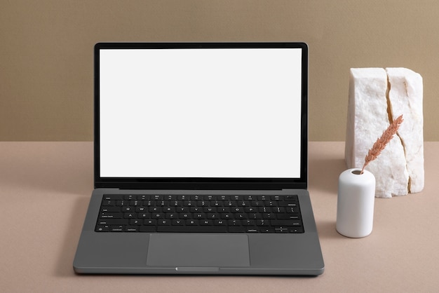 Laptop pod wysokim kątem i układ skalny