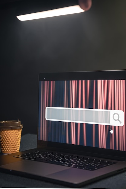 Bezpłatne zdjęcie laptop z paskiem wyszukiwania przeglądarki internetowej na ekranie