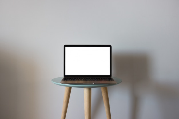Bezpłatne zdjęcie laptop z pustym ekranem