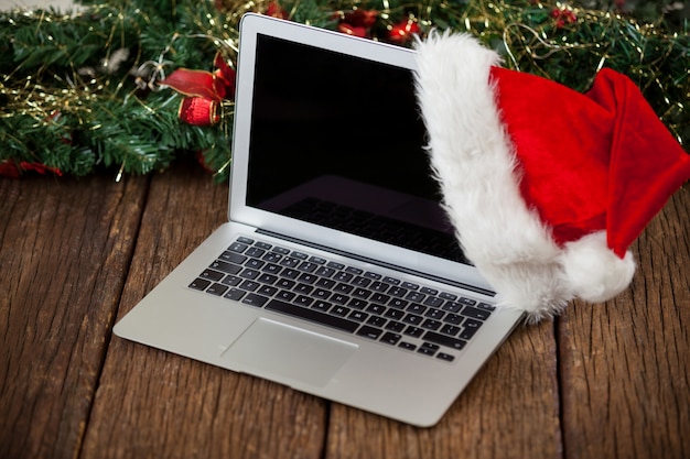 Bezpłatne zdjęcie laptop z santa kapelusz