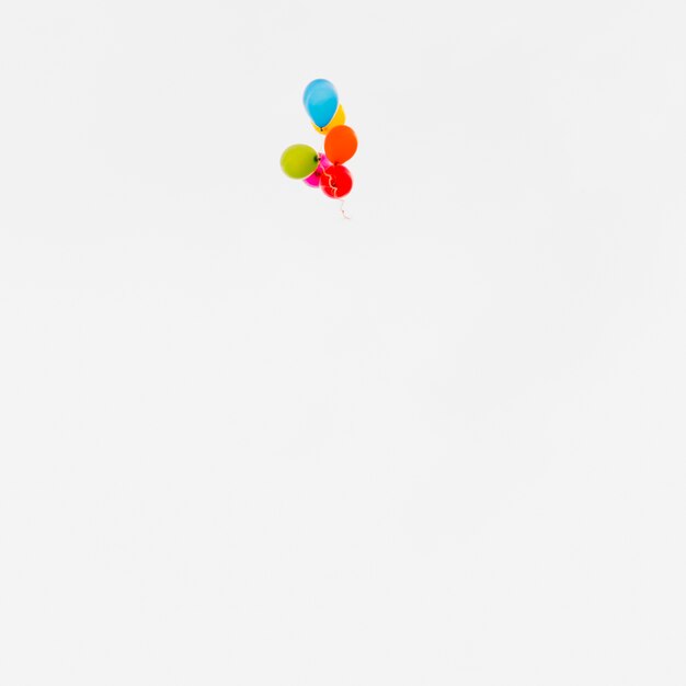 Latające kolorowe balony