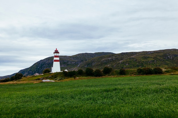 Bezpłatne zdjęcie latarnia morska alnes w pobliżu alesund; norwegia