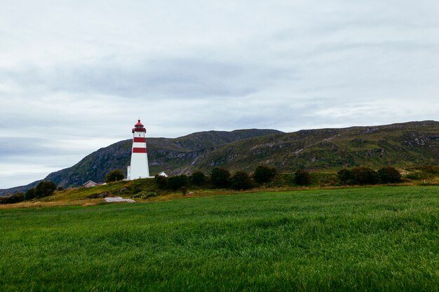 Latarnia morska Alnes w pobliżu Alesund; Norwegia