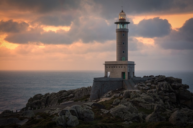Bezpłatne zdjęcie latarnia morska punta nariga w galicji w hiszpanii