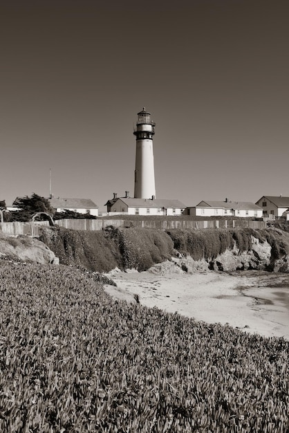 Latarnia Pigeon Point w Big Sur w Kalifornii w czerni i bieli.