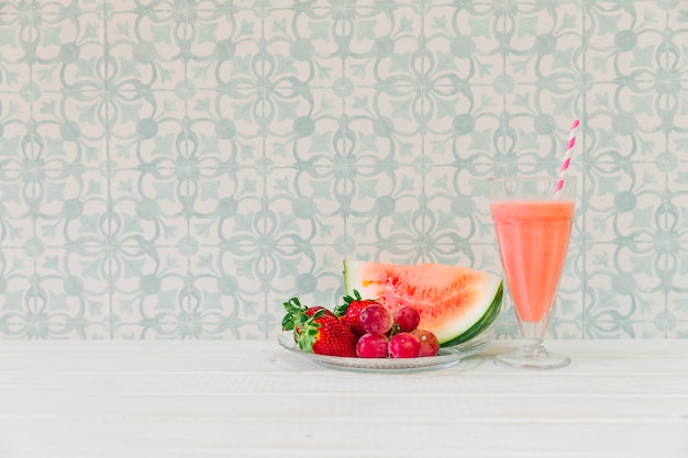 Bezpłatne zdjęcie lato smoothie z truskawką i arbuzem