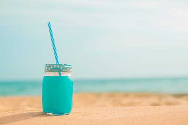 Lato świeży sok na plaży