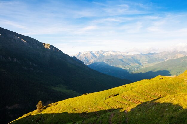 Lato widok górska łąka przy Pyrenees