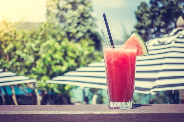 Lato zbliżenie pić koktajl owocowy