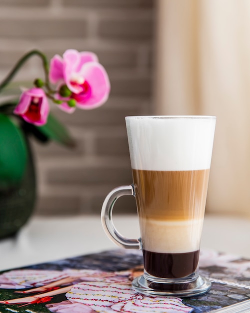 Latte macchiato czarna kawa pianka mleczna espresso