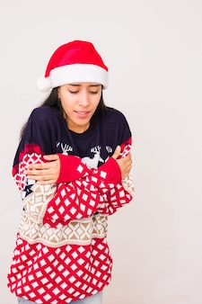 Latynoska kobieta przytula swój brzydki świąteczny sweter w stylu szarfy zimny i zimowy prezent