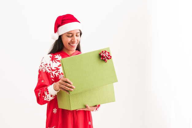 Latynoska otwiera pudełko na prezenty świąteczne brzydki sweter prezent świętujący boże narodzenie