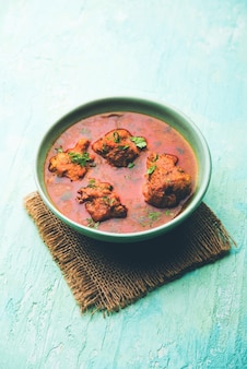 Lauki kofta curry przyrządzane z bottel gourd lub doodhi, podawane w misce lub karahi. selektywne skupienie