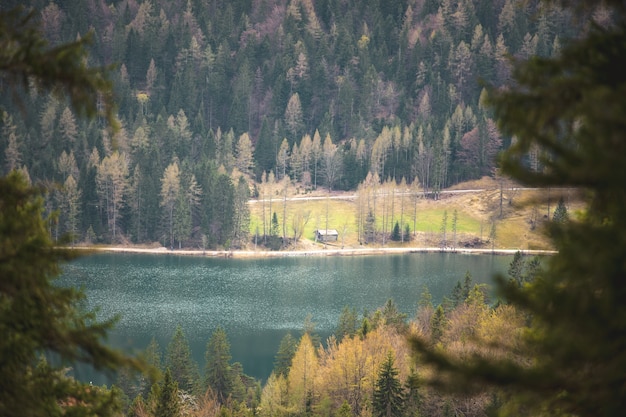 Lautersee Niedaleko Mittenwald W Alpach Bawarskich.