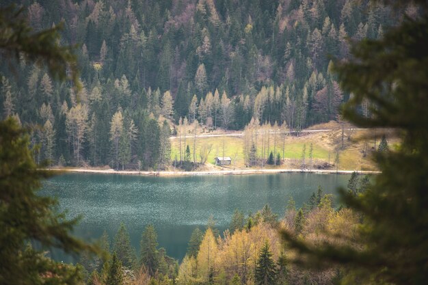 Lautersee niedaleko Mittenwald w Alpach Bawarskich.