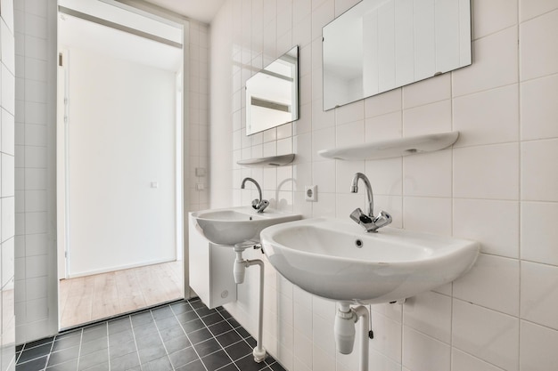 Łazienka z białymi ścianami i dwiema umywalkami