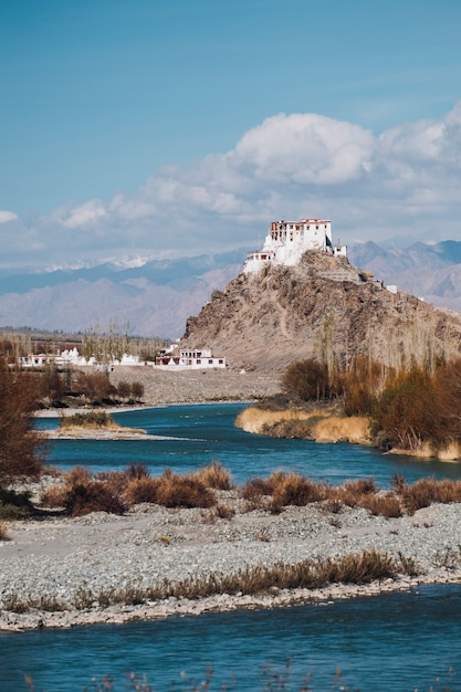 Leh świątynia I Rzeka W Leh Ladakh, Indie