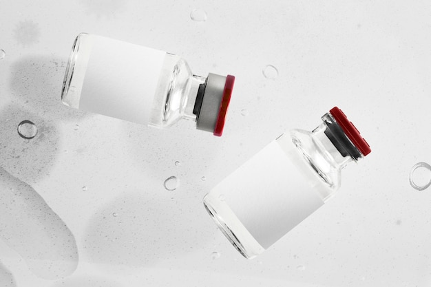 Lekarska szklana butelka z pustą białą etykietą