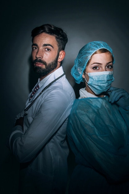 Bezpłatne zdjęcie lekarz i pielęgniarka stwarzających w cieniu