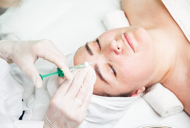 Lekarz kosmetolog wykonujący biorewitalizację zastrzyków w klinice