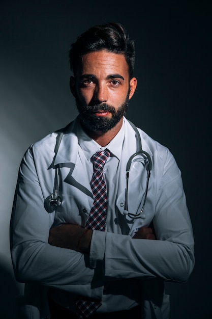 Bezpłatne zdjęcie lekarz medycyny stwarzających w ciemności