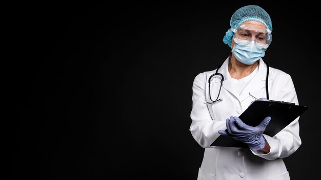 Lekarz na sobie sprzęt medyczny z miejsca na kopię